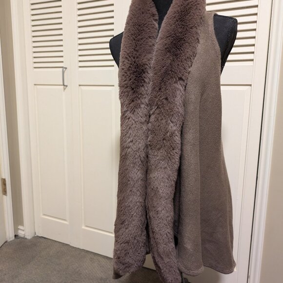 NWOT Sweater Vest With Ultra Soft Faux Fur Collar, Sleeveless Womens Size S or M - Picture 3 of 6